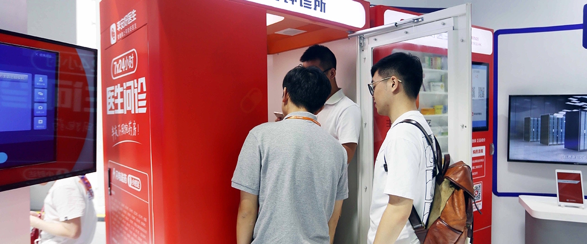 Китайский стартап установит на улицах и в метро тысячи миниклиник с ИИ-врачом