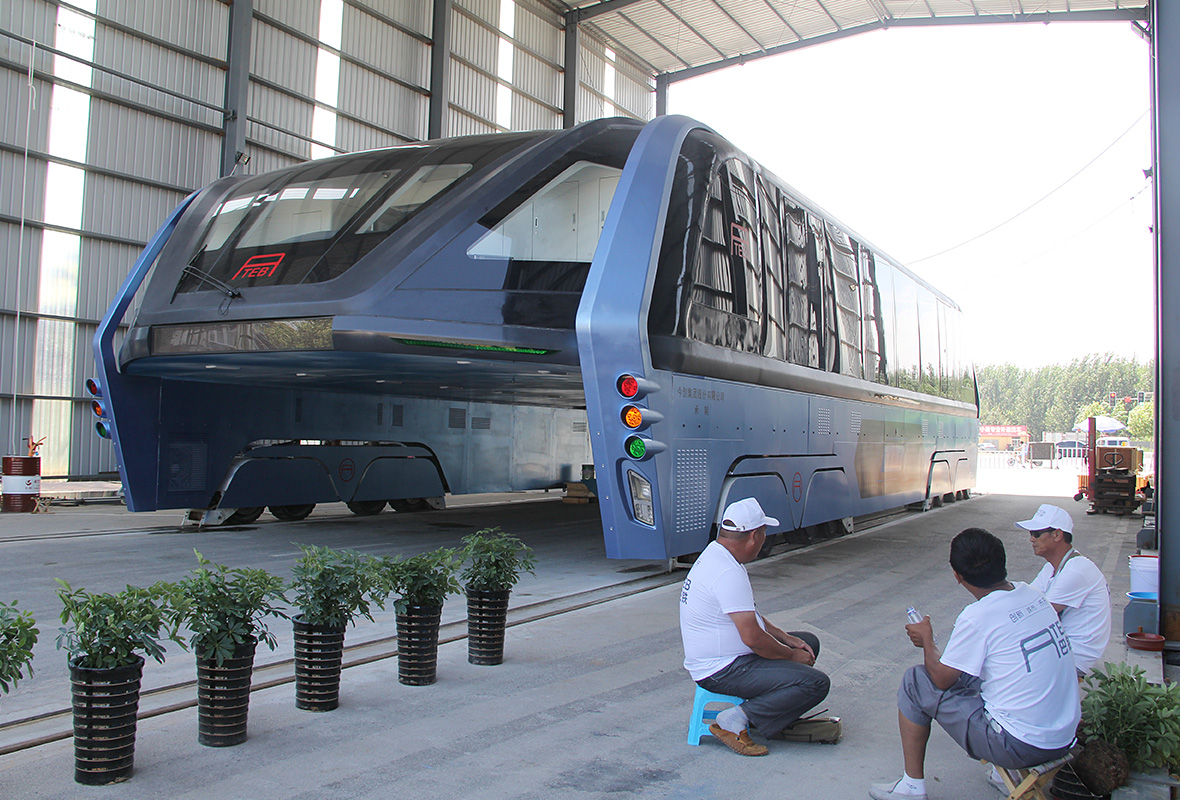 Автобусы в китае. Портальный автобус Transit elevated Bus (TEB-1). Футуристический автобус Transit elevated Bus. Портальный автобус в Китае. Автобус Transit elevated Bus.