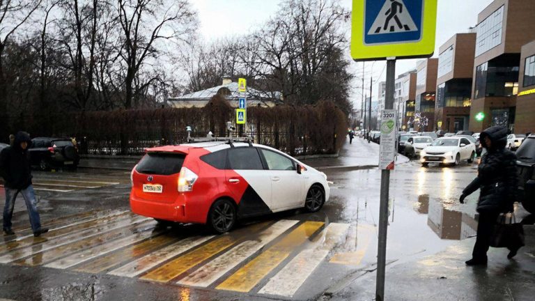 Медведев разрешил испытания беспилотных автомобилей в России. На дорогах они появятся с 1 декабря