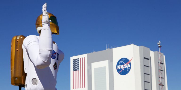 NASA будет управлять космическими роботами в виртуальной реальности