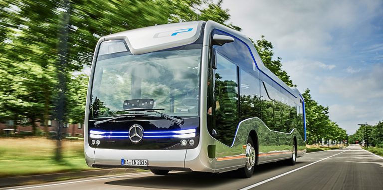 Беспилотный автобус Mercedes проехал 20 км по скоростной трассе