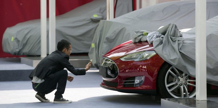 Tesla анонсировала электрогрузовик и электроавтобус