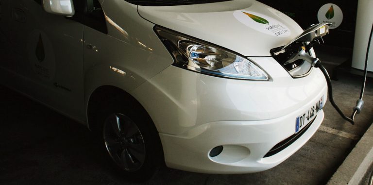 Nissan создаст беспроводную систему зарядки электромобилей