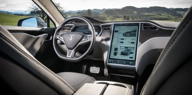 Во время аварии Tesla Model S превысила допустимую скорость