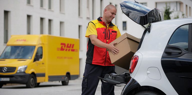 Daimler и DHL будут доставлять посылки в багажники клиентов