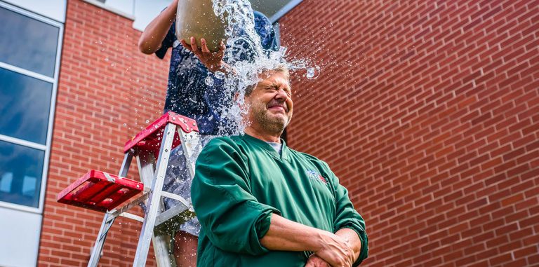Ice Bucket Challenge сработал: найден ключ к неизлечимой болезни