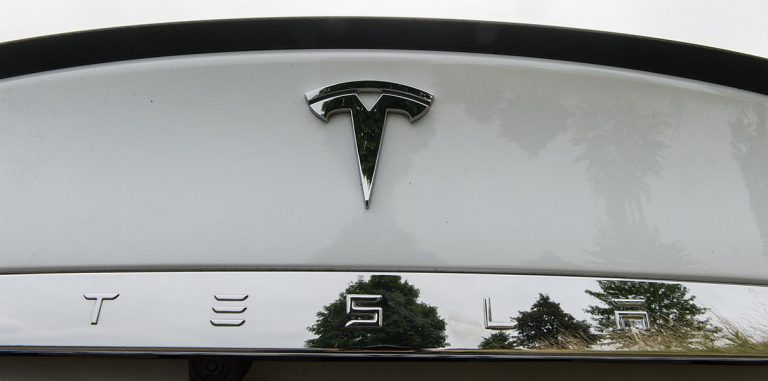 Электрогрузовик и автобус Tesla будут представлены в 2017 году