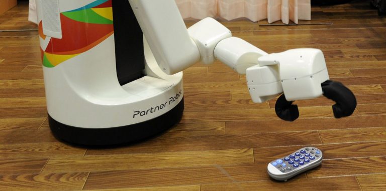 Роботы учат друг друга брать предметы