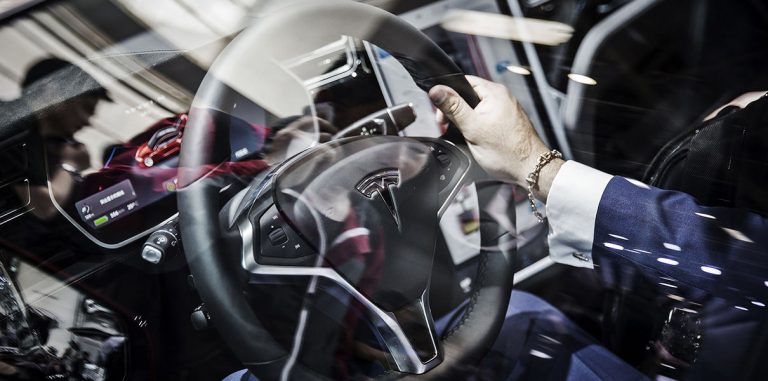 Ученые обманули датчики автопилота Tesla Model S