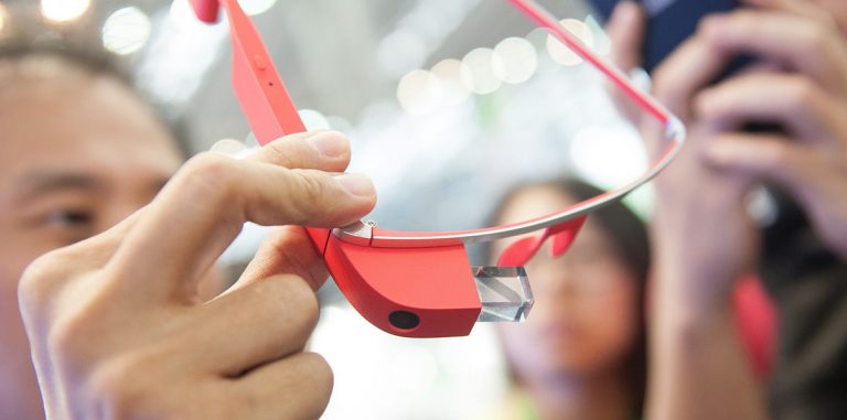 В новых версиях Google Glass не будет дисплея