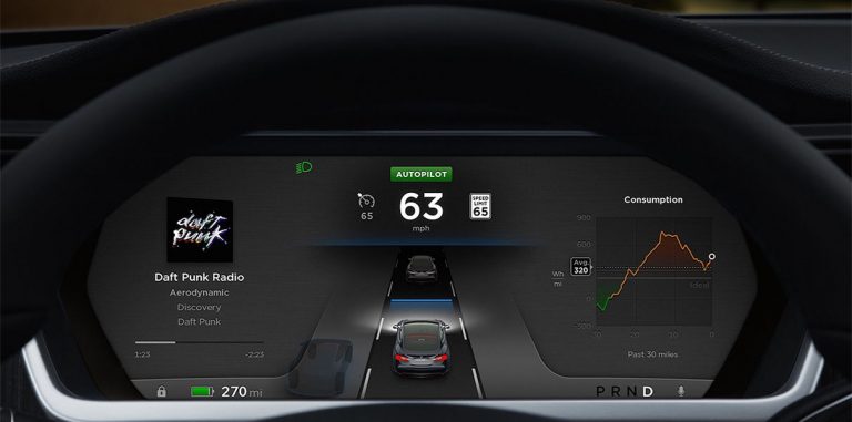 Tesla будет принудительно парковать глупых водителей