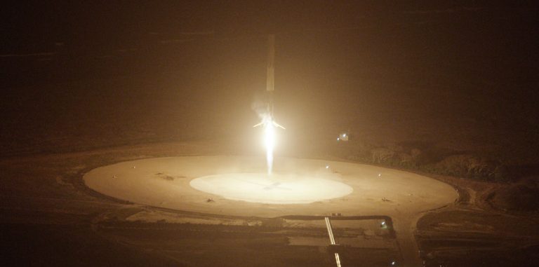 Ракета Falcon 9 успешно приземлилась