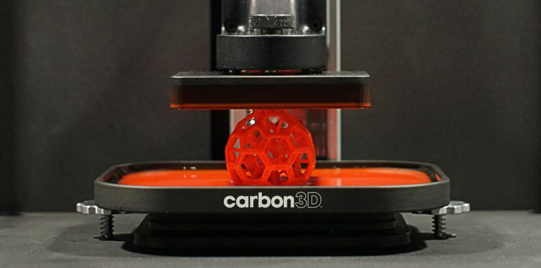 3D принтер мгновенно создает предметы из жидкого пластика