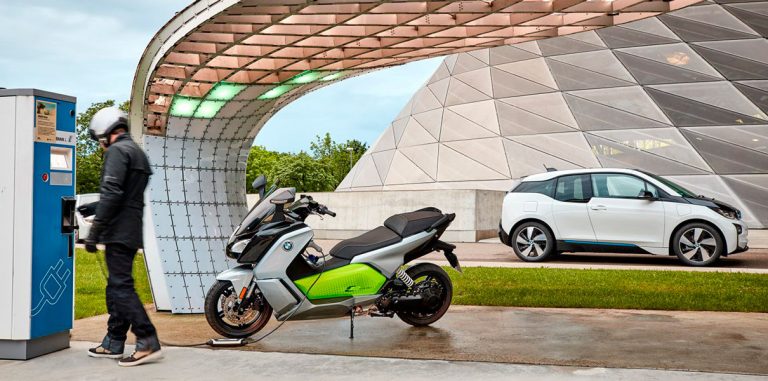 Новый электроскутер BMW без подзарядки может проехать 160 км
