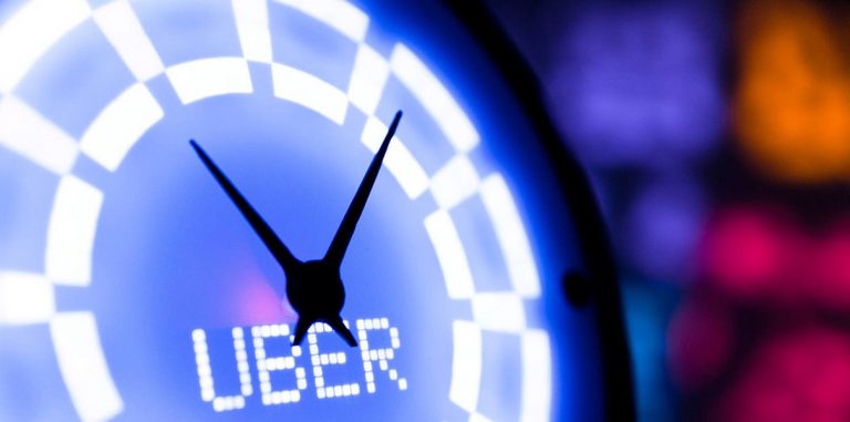 Настенные часы Glance Clock напомнят о встречах и о прибытии такси