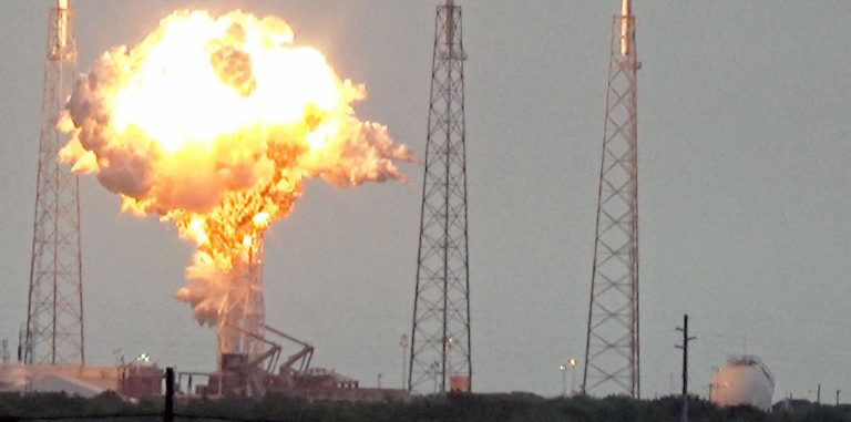 Space X назвала причину взрыва Falcon 9