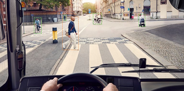 Электробусы Volvo будут предупреждать пешеходов о своем приближении