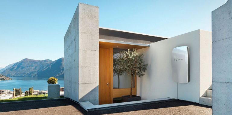 Eneco продает аккумуляторы Tesla PowerWall за полцены