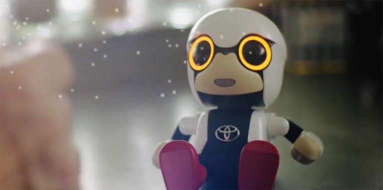 Робот-ребенок от Toyota сможет утешить бездетных японок