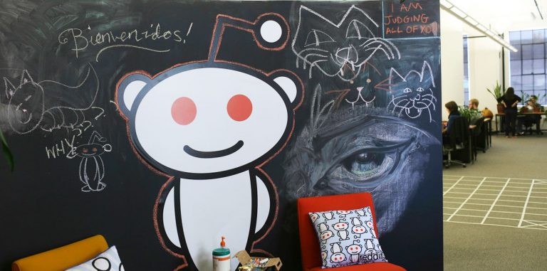 ИИ-бот Илона Маска учится разговорной речи на Reddit