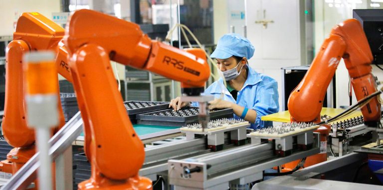 Foxconn приняла на работу 40 000 роботов и сократила 60 000 человек