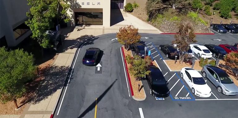 Илон Маск показал работу нового беспилотника Tesla на дорогах города