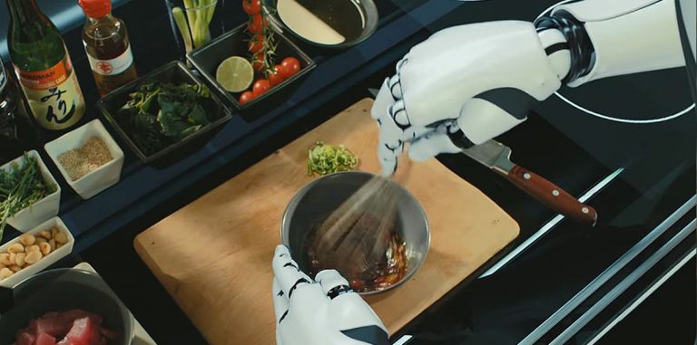 Роботизированая кухня готовит как шеф-повар