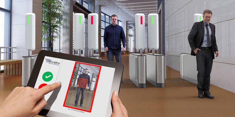 Сканер Evolv досматривает пассажиров на ходу