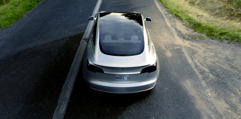 Илон Маск представил чудо-стекло для Model 3 и солнечных панелей