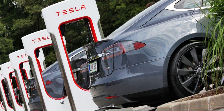 Tesla прекратит бесплатно заряжать свои авто на Supercharger