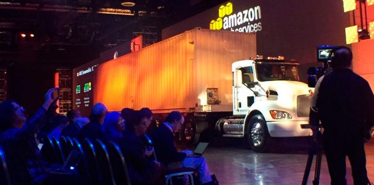 Amazon перевезет в облако 100 петабайт данных на грузовике