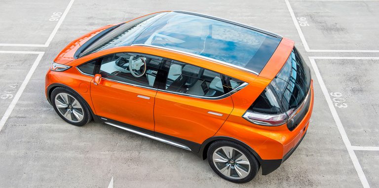 Электромобиль Chevrolet Bolt по цене как Tesla, но едет дольше