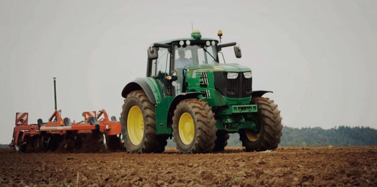 Компания John Deere представила прототип электротрактора