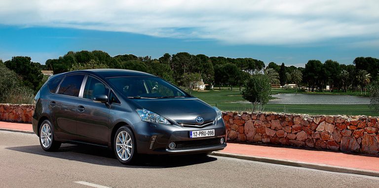 Toyota даст владельцам гибридов бонусы для оплаты электроэнергии