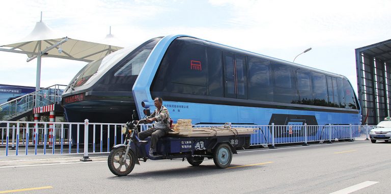 Китайский навесной автобус-портал заброшен и пылится в гараже