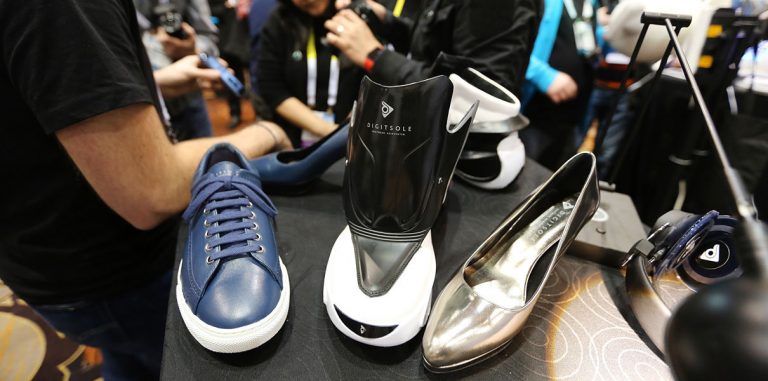 Первая в мире умная обувь дебютирует на CES 2016