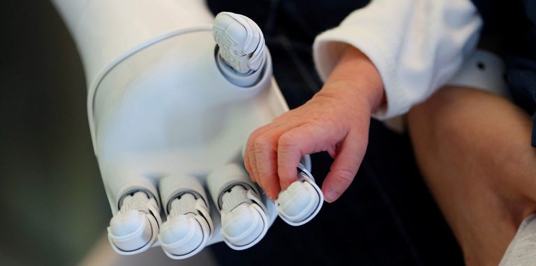 Мини-робот Nannybot присмотрит за детьми