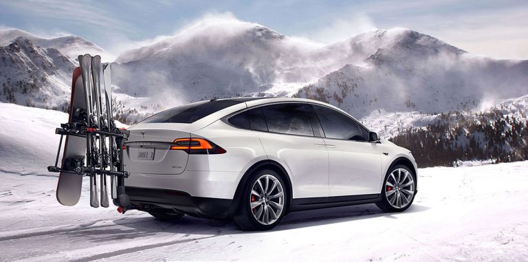 Автопилот Tesla ориентируется на заснеженной дороге