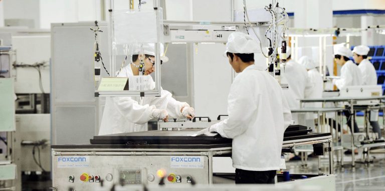 Foxconn заменит всех сборщиков на своих фабриках роботами
