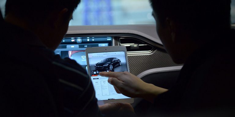 Автомобили Tesla теперь паркуются самостоятельно