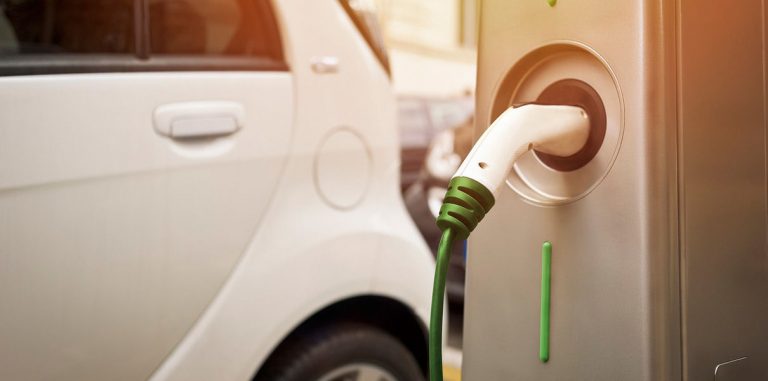 Аккумуляторы дешевеют, но продажи электромобилей не растут