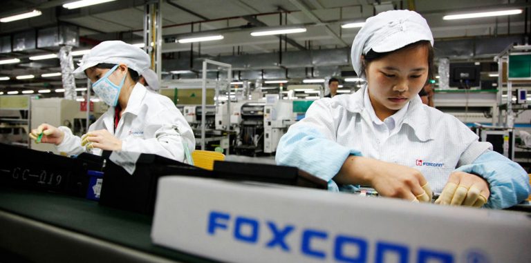 Foxconn планирует открыть завод по производству дисплеев в США