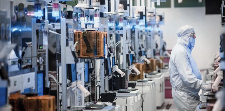 Intel запустит опытную линию микрочипов размером 7 нм