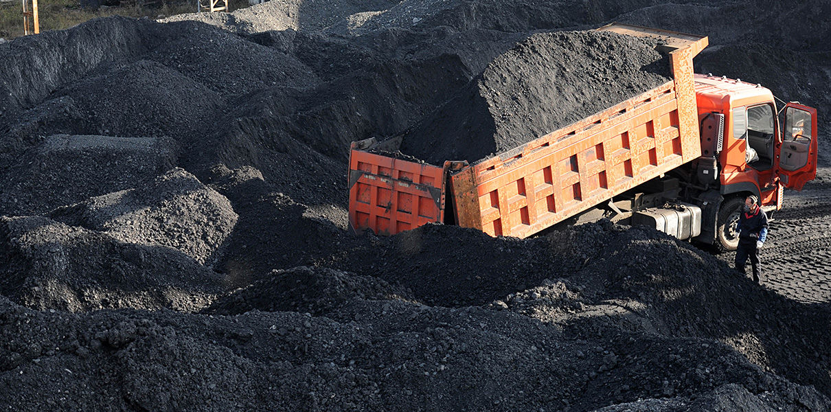 Каменный уголь шахта. Каменный уголь Шахты. Уголь в шахте. Добыча угля в шахте. Угольные Шахты Китая.