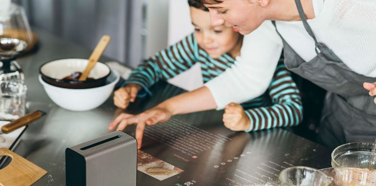 Xperia Touch превращает любую поверхность в сенсорный экран