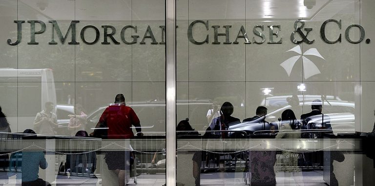 JPMorgan запустил ИИ, который экономит 360 000 часов работы юристов