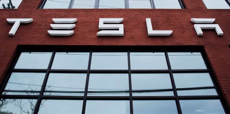 Tesla обратилась к Уолл-стрит, чтобы собрать денег на Model 3