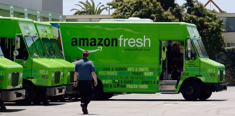Amazon доставляет покупки прямо в автомобиль клиента