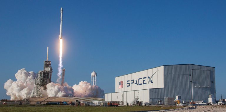 SpaceX впервые удалось вернуть на Землю головной обтекатель