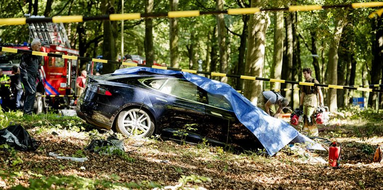 После ДТП Tesla передает данные полиции, но не автовладельцам